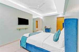 TV a/nebo společenská místnost v ubytování Rohaan Hotels Medavakkam by UPAR
