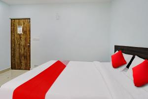 Hotel O Karanji Comforts客房内的一张或多张床位