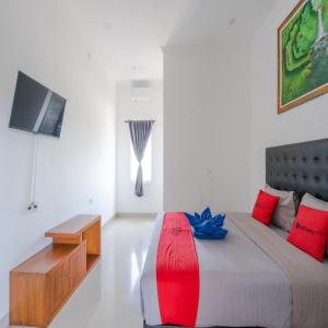 Postel nebo postele na pokoji v ubytování RedDoorz @ Uluwatu Suites