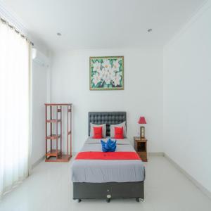 Postel nebo postele na pokoji v ubytování RedDoorz @ Uluwatu Suites