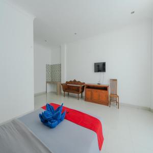 TV a/nebo společenská místnost v ubytování RedDoorz @ Uluwatu Suites