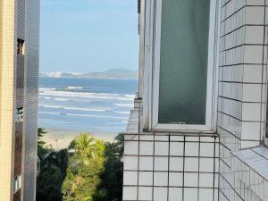 a view of the ocean from a building at Itararé um sonho de mar in São Vicente
