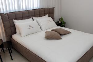 Postel nebo postele na pokoji v ubytování NYA Boutique Suite