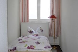 a bedroom with a bed and a window at City-Apartment "royshell" in Güstrow