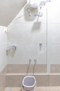 KenichiraにあるEthnic Villa Wayanadのシャワーとトイレ付きのバスルーム +107枚の写真