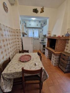 een keuken met een tafel en een tafel en een koelkast bij Casa rosario e annamaria in Torri del Benaco