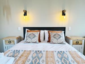 Rúm í herbergi á Free carpark, balcony with park views, pool and spa