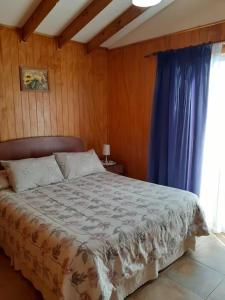 a bedroom with a large bed with blue curtains at Casa Jardín del Mar- Reñaca Beach-Frente a Unimarc in Viña del Mar