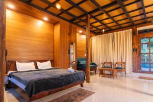 KenichiraにあるEthnic Villa Wayanadの木製の壁の部屋にあるベッドのある寝室