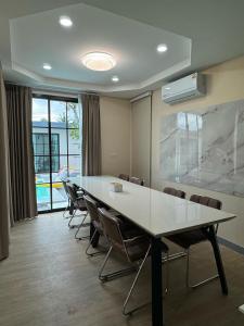 a conference room with a white table and chairs at Dertera Poolvilla เดอเทร่าพูลวิลล่า หาดใหญ่ in Hat Yai +11 photos