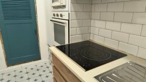 Una pequeña cocina con estufa y fregadero. en Casa Roda 39, en A Guarda 25 fotos más