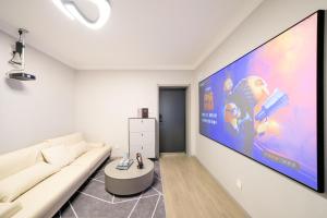 TV a/nebo společenská místnost v ubytování 上海市五豪民宿The Bund & West Nanjing Road&bnb