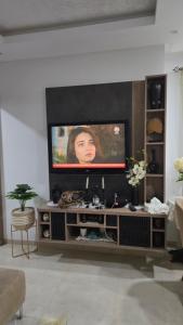 TV a/nebo společenská místnost v ubytování Coquette appart avec jardin à bousten