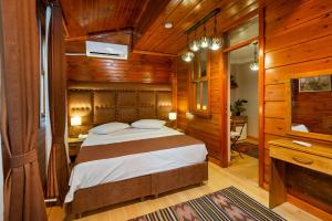 Postel nebo postele na pokoji v ubytování Wonder Wood Hotel
