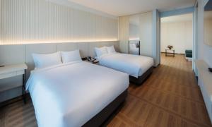 Postel nebo postele na pokoji v ubytování Ulsan Tanibay Hotel & Wedding