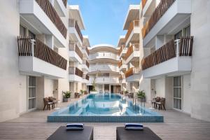wewnętrzny widok budynku z basenem w obiekcie Holiday Inn Express Bali Sunset Road by IHG w mieście Kuta