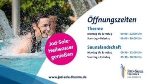 un volantino per una piscina con un uomo in acqua di Ferienwohnung Sonnenschein Garten a Uelzen