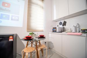 Kuchyň nebo kuchyňský kout v ubytování Neu Suites By Cozy Unit L20RA near KLCC & Jelatek LRT