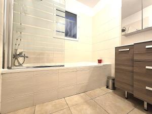 Vannituba majutusasutuses Le Parc Jean Édouard - Spa avec jacuzzi privé - Superbe villa 4 chambres - 9 couchages - 6 lits - Poêle - Parking - Climatisation réversible- Terrasse ombragée et grand jardin