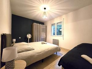 Voodi või voodid majutusasutuse Le Parc Jean Édouard - Spa avec jacuzzi privé - Superbe villa 4 chambres - 9 couchages - 6 lits - Poêle - Parking - Climatisation réversible- Terrasse ombragée et grand jardin toas
