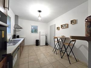 Köök või kööginurk majutusasutuses Le Parc Jean Édouard - Spa avec jacuzzi privé - Superbe villa 4 chambres - 9 couchages - 6 lits - Poêle - Parking - Climatisation réversible- Terrasse ombragée et grand jardin