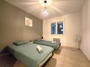 Voodi või voodid majutusasutuse Le Parc Jean Édouard - Spa avec jacuzzi privé - Superbe villa 4 chambres - 9 couchages - 6 lits - Poêle - Parking - Climatisation réversible- Terrasse ombragée et grand jardin toas