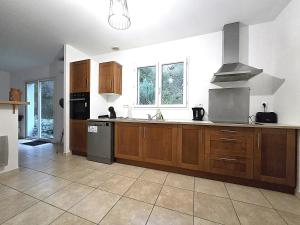 Köök või kööginurk majutusasutuses Le Parc Jean Édouard - Spa avec jacuzzi privé - Superbe villa 4 chambres - 9 couchages - 6 lits - Poêle - Parking - Climatisation réversible- Terrasse ombragée et grand jardin