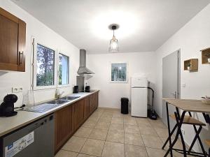 Köök või kööginurk majutusasutuses Le Parc Jean Édouard - Spa avec jacuzzi privé - Superbe villa 4 chambres - 9 couchages - 6 lits - Poêle - Parking - Climatisation réversible- Terrasse ombragée et grand jardin