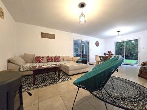 Istumisnurk majutusasutuses Le Parc Jean Édouard - Spa avec jacuzzi privé - Superbe villa 4 chambres - 9 couchages - 6 lits - Poêle - Parking - Climatisation réversible- Terrasse ombragée et grand jardin