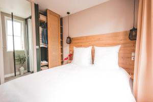 a bedroom with a large bed with two pillows at Mobilheim 6 Personen MH12 in Hindenberg +7 photos