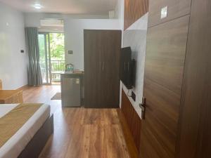 TV a/nebo společenská místnost v ubytování La Sea Vue Goa