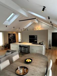 a kitchen and living room with a table and a couch at Enebolig Trondheim, familievennlig, nytt 2023 in Trondheim