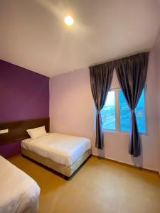 Giường trong phòng chung tại Royal Hotel by MRVJ Business +31 ảnh