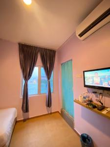 TV/trung tâm giải trí tại Royal Hotel by MRVJ Business