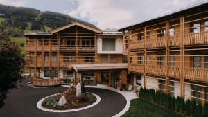 an aerial view of a resort building with a courtyard at FRÄULEIN NANNERL - Boutique Apart mit Saunahaus in Gerlos
