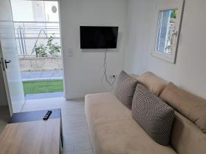 A television and/or entertainment centre at Sabine
