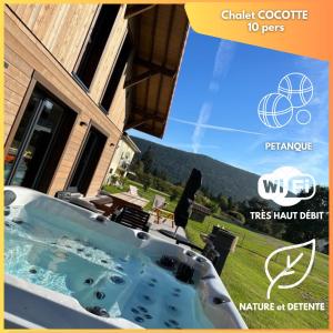jacuzzi przed domem w obiekcie Chalet COCOTTE - pétanque, jacuzzi & baby-foot w mieście Xonrupt-Longemer