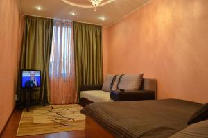 um quarto de hotel com uma cama e uma televisão em Apartment Belinskogo 86 em Yekaterinburg