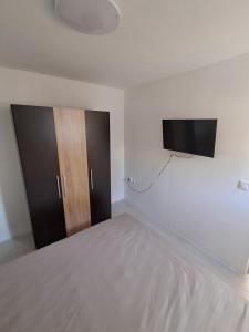 A television and/or entertainment centre at Sabine