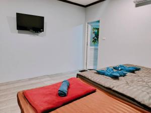 ムック島にあるKohmook Happy time Bungalowの赤い毛布が掛けられた大きなベッドのある寝室