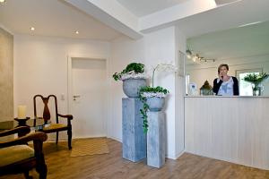 a woman is standing at the counter of a salon at Köhler's Hof in Sehnde