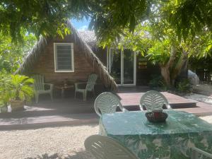 a table and chairs in front of a house at Fare VĪ in Puahua