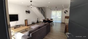 una sala de estar con un sofá y una mesa en Maison Saint Nazaire, en Saint-Nazaire