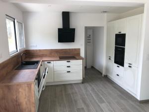 una cocina con fregadero y encimera en Maison Saint Nazaire, en Saint-Nazaire