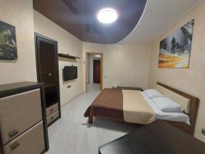 TV a/nebo společenská místnost v ubytování Романтичні апартаменти у центрі