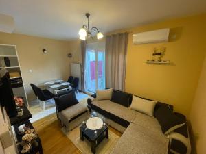 a living room with a couch and a table at Apartman Bella vita 2 in Zlatibor