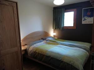 Postel nebo postele na pokoji v ubytování Chalet De Vallandry - Chalet de charme 6 personnes à Vallandry situé à proximité des pistes et des commerces MAE-1021