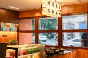 廈門市にあるXiamen Zhongshan Road Pedestrian Street Qulistar Hotelの窓越しに通りの景色を望むレストラン