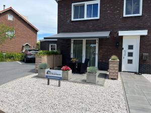 デ・コーフにあるBnB Westerduinen, De Bollekamerの前に看板がある家