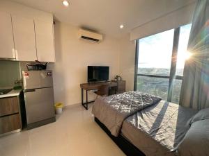 Η κουζίνα ή μικρή κουζίνα στο Free Wifi, Infinity Pool, Kuching Kozi Square i -GHG +8 φωτογραφίες